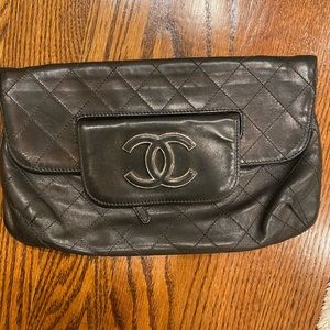 Authentic CHANEL clutch. Black, smooth leather. In great condtion!!!